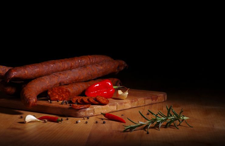 Salame ungherese sul tagliere