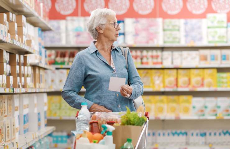 Signora anziana al supermercato