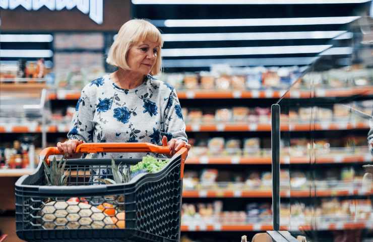 Signora fa spesa al supermercato