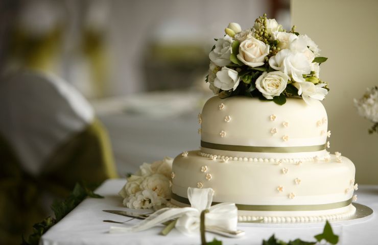 Torta nuziale con decorazioni