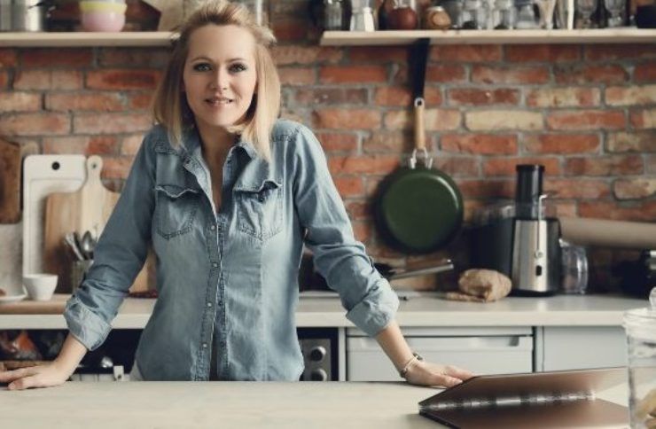 Una donna in cucina