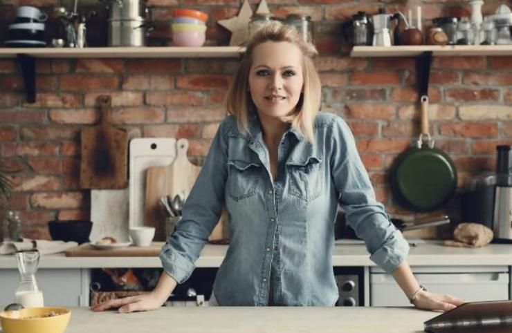 Una donna in cucina