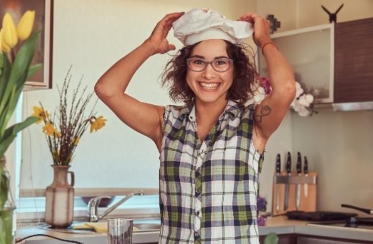 Una donna in cucina