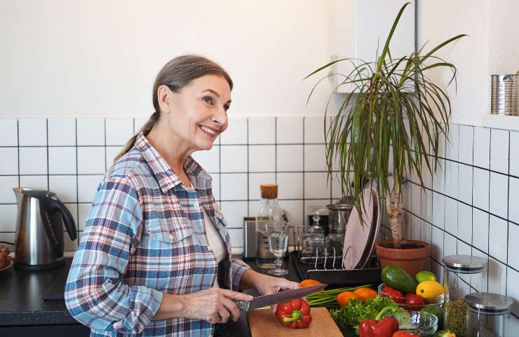 Una donna in cucina