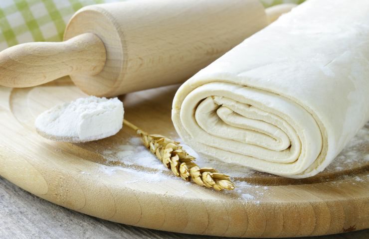 Fagottini di pasta sfoglia ripieni di panna acidaFagottini di pasta sfoglia ripieni di panna acida